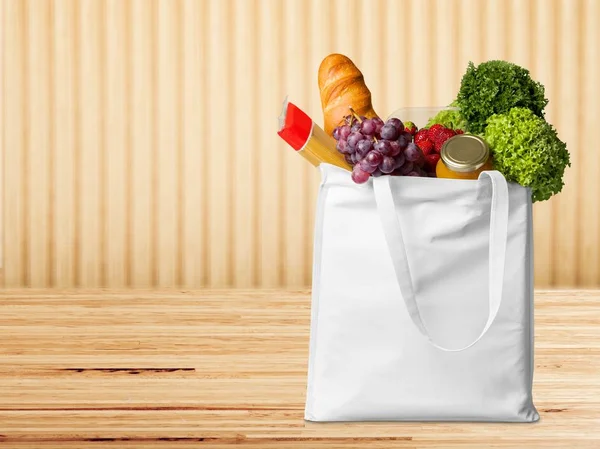 Saco de compras com produtos de supermercado — Fotografia de Stock