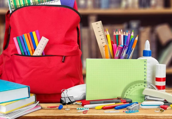 Mochila escolar con papelería — Foto de Stock