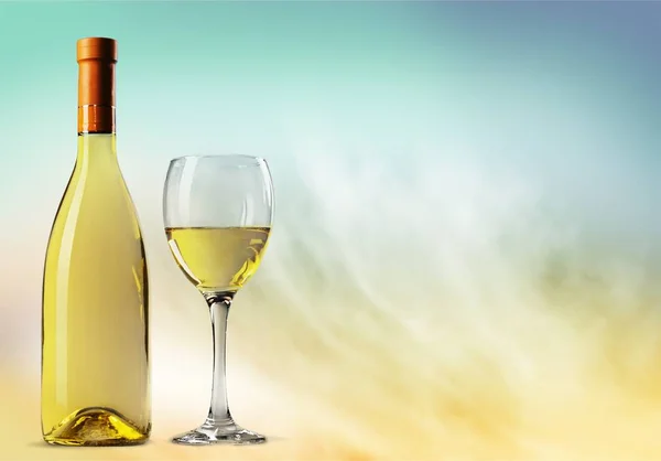 Copa y botella de vino blanco — Foto de Stock
