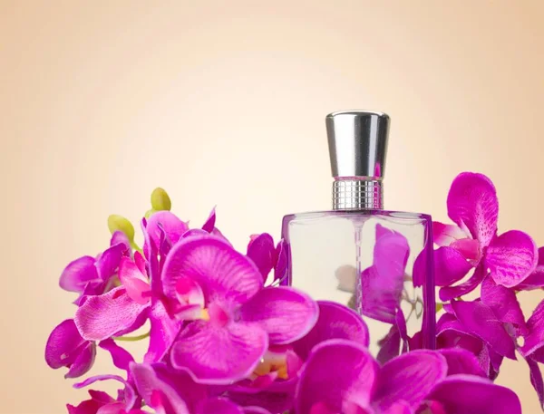 Frasco de perfume e flores — Fotografia de Stock