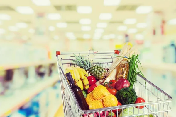 Einkaufswagen voller Lebensmittel — Stockfoto