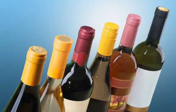 Botellas de vino en fila —  Fotos de Stock