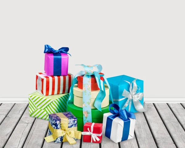 Cajas con regalos atados lazos — Foto de Stock