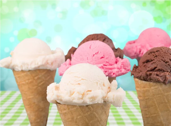 Várias bolas de sorvete em cones de waffle — Fotografia de Stock