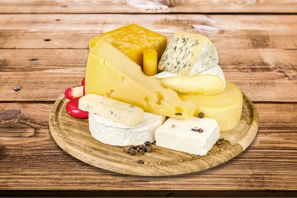 多くのおいしい熟成木製プレートにチーズ — ストック写真