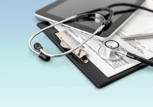 Dijital tablet stetoskop ile — Stok fotoğraf