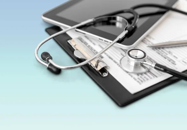 Tablette numérique avec stéthoscope — Photo