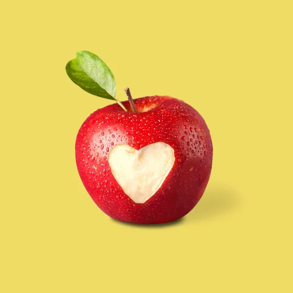 Äpple med snidade hjärtat tecken — Stockfoto
