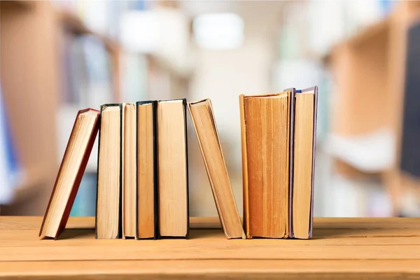 Vecchi libri accatastati — Foto Stock