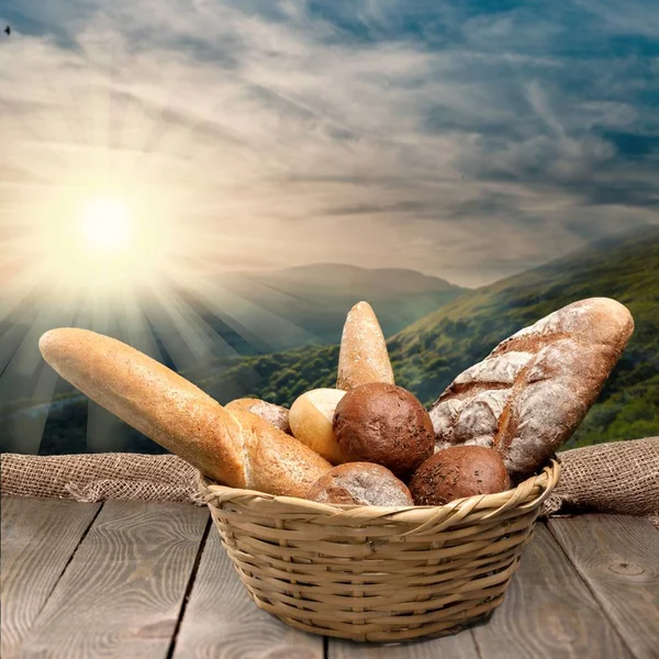 在日落背景下分离的新鲜自制面包 — 图库照片