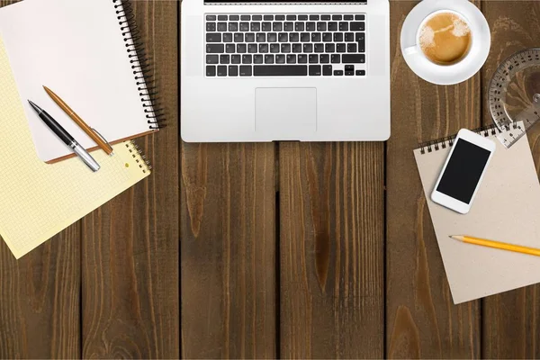 Teclado de ordenador en el lugar de trabajo y taza —  Fotos de Stock