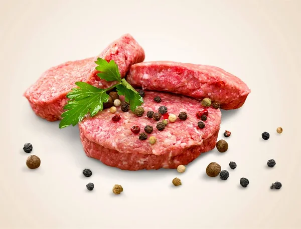 Сырые ломтики мяса — стоковое фото