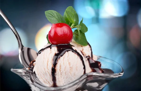 Gelato con salsa al cioccolato — Foto Stock