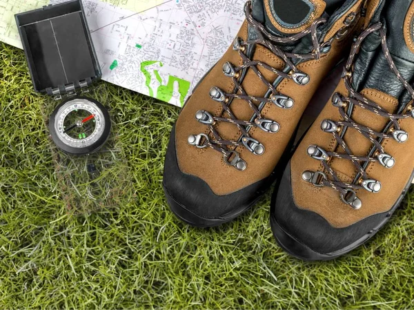 Kamp nesneleri, Ayakkabı ve harita