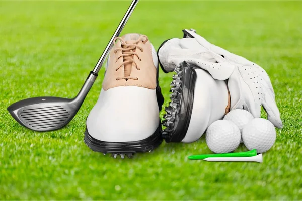 Par de zapatos de golf y un club de golf — Foto de Stock