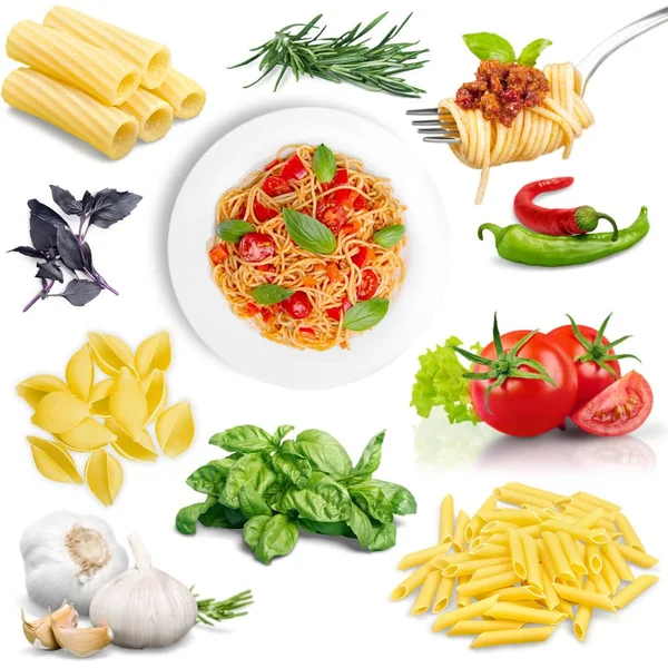 Beyaz arka plan üzerinde izole makarna ile taze sebze yakın çekim