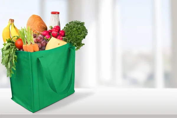Yakın Çekim Yeşil Çanta Oda Arka Plan Üzerinde Taze Yiyecek — Stok fotoğraf