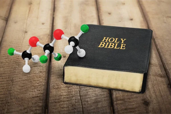 Kutsal İncil kitap ve kimya formu