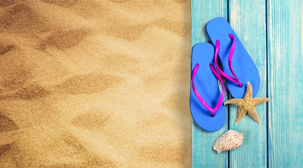 Flip flops on beach — Stock Photo, Image