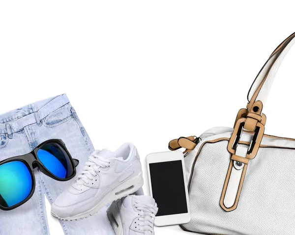 Colagem Acessórios Elegantes Sapatilhas Brancas Óculos Sol Smartphone Bolsa Jeans — Fotografia de Stock