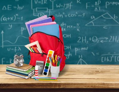 Arka plan üzerinde okul sırt çantası.