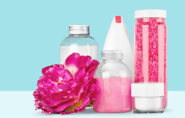 Kozmetik kapları ve çiçekler