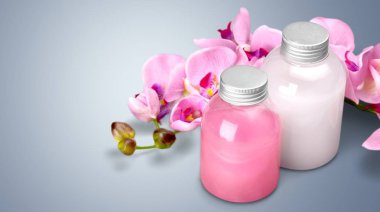 Kozmetik kapları ve çiçekler