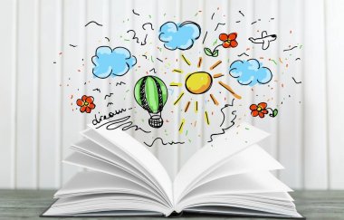 Masanın üzerinde kitabı aç