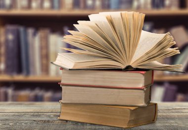 Eski yığılmış kitaplar