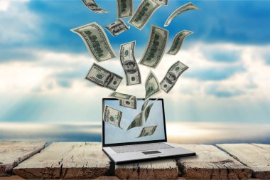 arka plan üzerinde para ile gümüş dizüstü yakın çekim