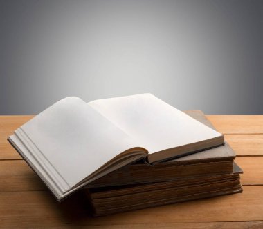 Masanın üzerinde kitabı aç