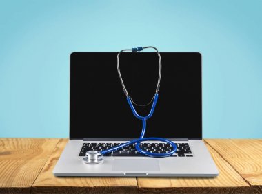 Modern dizüstü ve arka plan üzerinde izole stetoskop