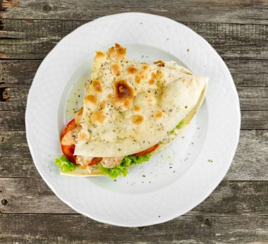 Beyaz arka plan üzerinde izole plaka lezzetli pasta