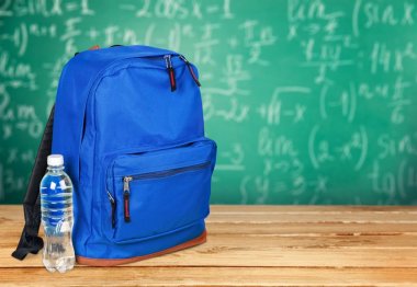 mavi okul çantası