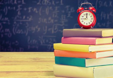 Yığın kitap ve çalar saat