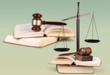 Adalet ölçekler ve kitaplar ve tokmak