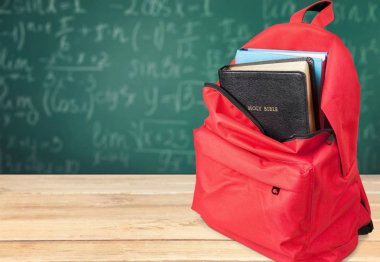 Kutsal İncil kitap okul sırt çantası içinde