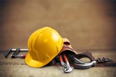 arka plan ekipman ile sarı kask