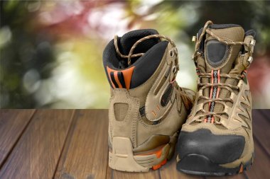 Beyaz arka plan üzerinde yeni yürüyüş botları çifti