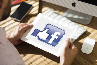dijital tablette facebook uygulamasını kullanan adam