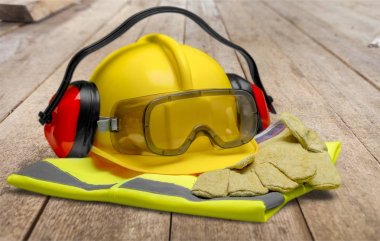 ekipman ile sarı kask