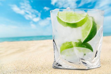 Taze Mojito cam yakın çekim görünümünde kokteyl