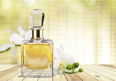 parfüm şişesi ve çiçekler 