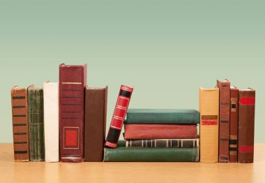 büyük ahşap masa kitap yığını 