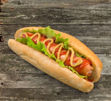 Hardallı ve ketçaplı sosisli sandviç.