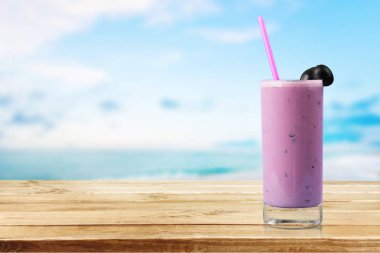 Bir bardak yabanmersini püresi.