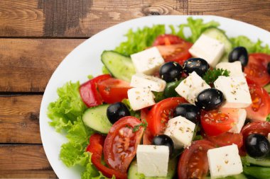 Taze sebzeli Yunan salatası