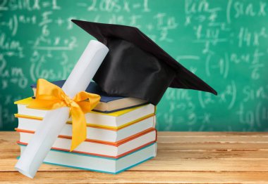 Mezuniyet şapka ve kitaplar, yakından görmek yığınları 