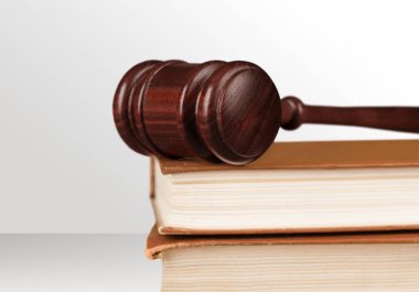 Kitap ve tahta tokmak