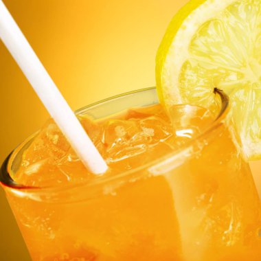 ahşap zemin üzerine limon ile lezzetli sağlıklı portakal suyu Close-Up 